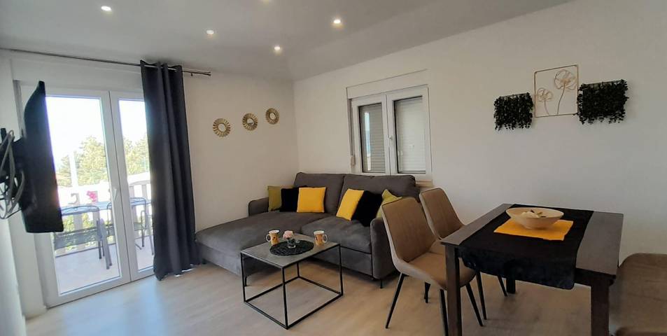 Ganze Wohnung, 1-Zimmer-Ferienwohnung mit Balkon und Meerblick Duce (Omis) A-23509-b in Dugi Rat, Omis-Riviera