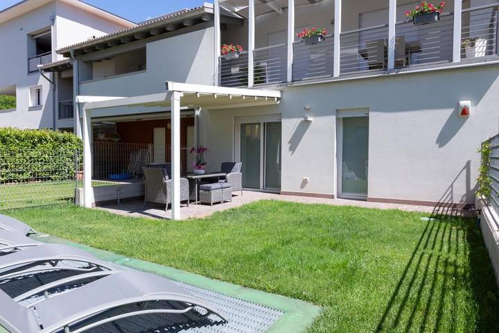 Apartament wakacyjny dla 6 osób, z ogród i jacuzzi oraz sauna i basen w Arco