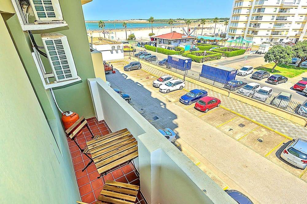 Apartamento entero, Beachfront 3-Br apartment with sea view and pool view balconies, swimming pools in Valdelagrana, El Puerto de Santa María