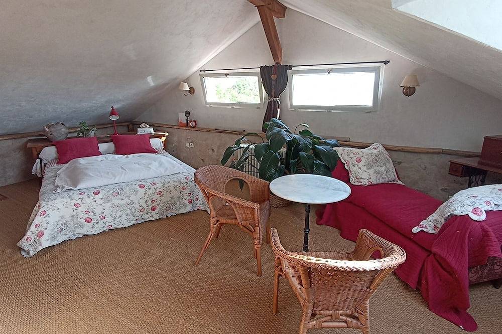 Belle chambre spacieuse au Clos Goutilles   Au coeur du parc naturel de l'Ariège in Montjoie-en-Couserans, Parc naturel régional des Pyrénées ariégeoises