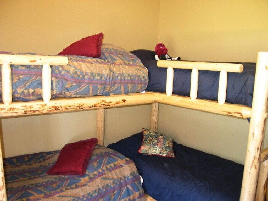 Snowgums, 3 bedroom 3 bathroom townhome, renovated kitchen and secure garage in Silver Star