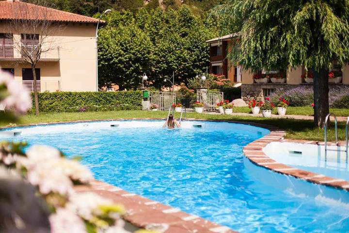 Casa rural con piscina para 2 personas, con piscina además de terraza y jardín en Ripollès - 3