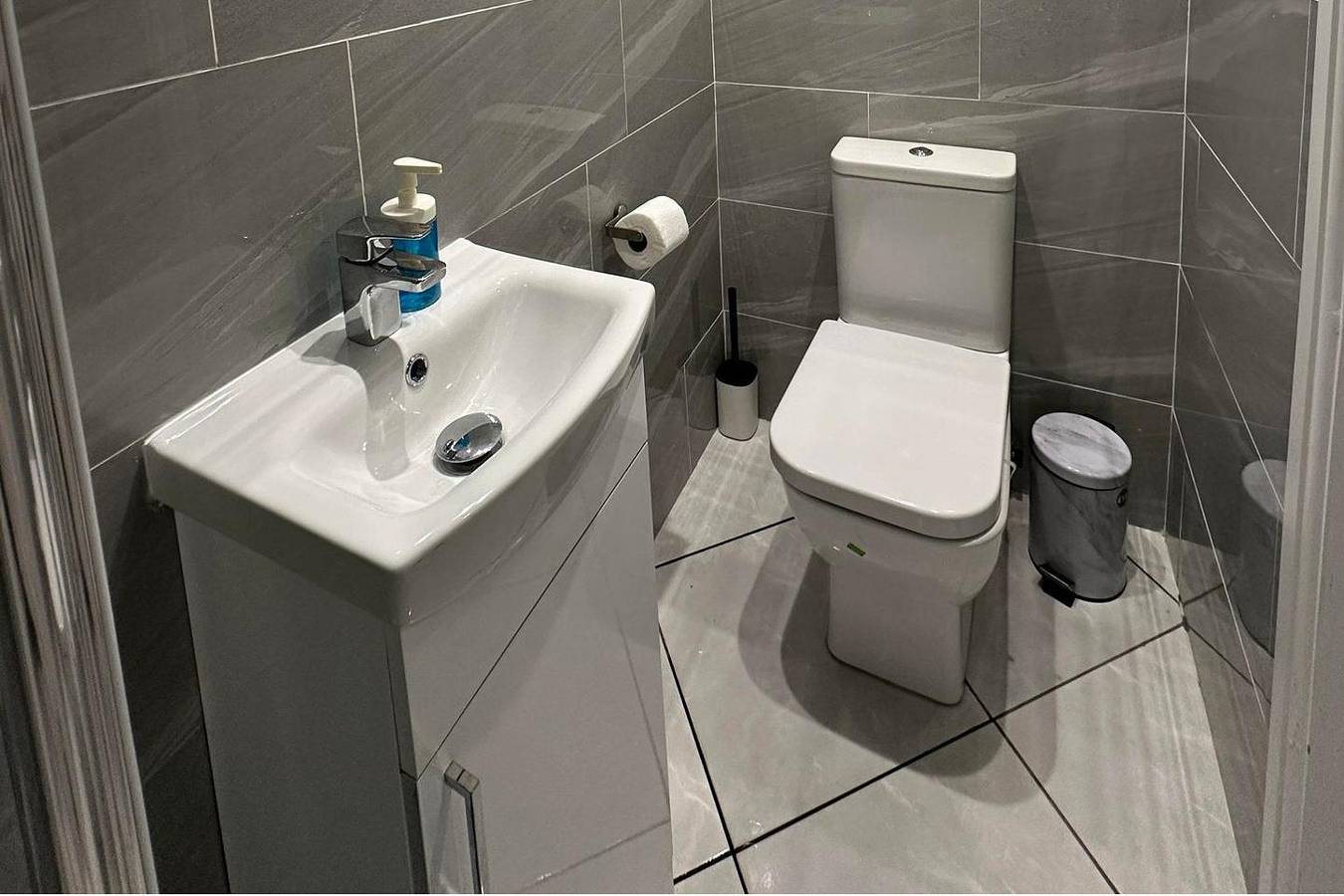 Entire studio, Studio - Sleeps 3 - Near Ealing Broadway Station in Ealing, London