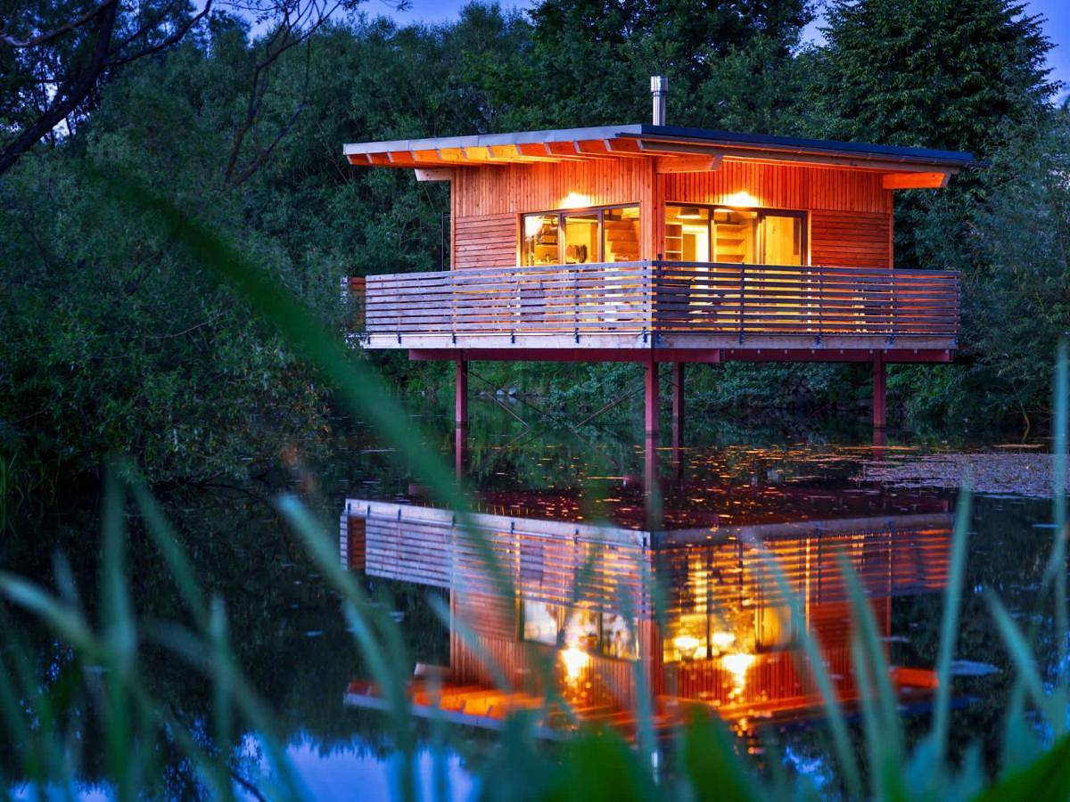 Spektakuläres Tiny House im Teich mit Terrasse und Kamin in Großharthau, Oberlausitz-Niederschlesien
