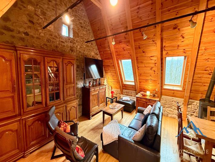 Gîte pour 12 personnes, avec jardin et terrasse, adapté aux familles à Murat-le-Quaire - 2