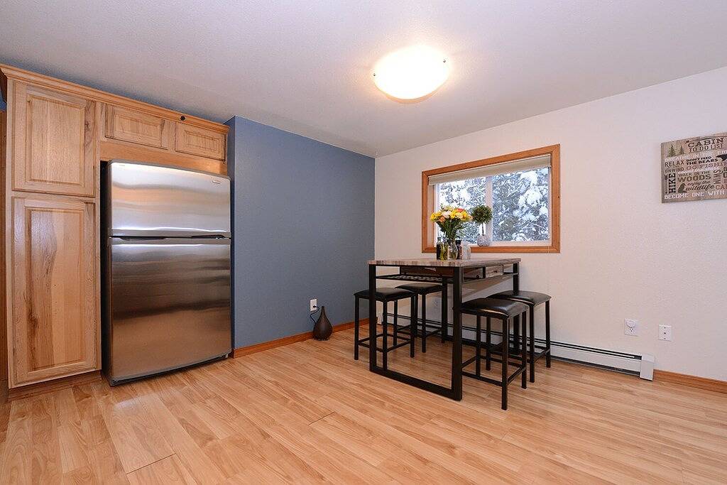 Cozy Caribou Corner in peaceful wooded area, close to airport, trails, Sleeps 7! in Anchorage, Alaska