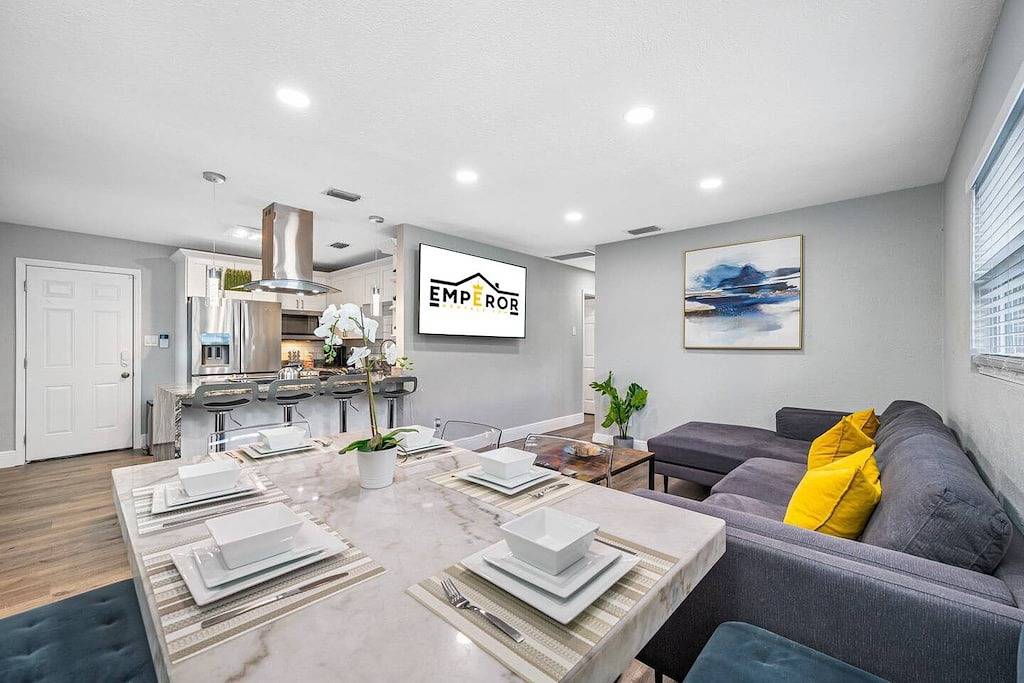 Contemporary & Fully Updated Heated Pool Home in Tampa, Tampa Bay