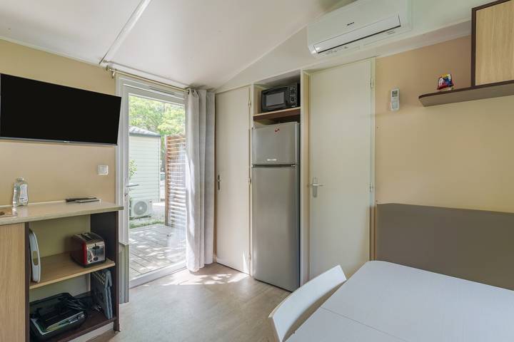 Mobil-home 'Le 147 Aux Iscles' con piscina condivisa, terrazza privata e aria condizionata in La Roque-d'Anthéron, Aix-en-Provence e dintorni