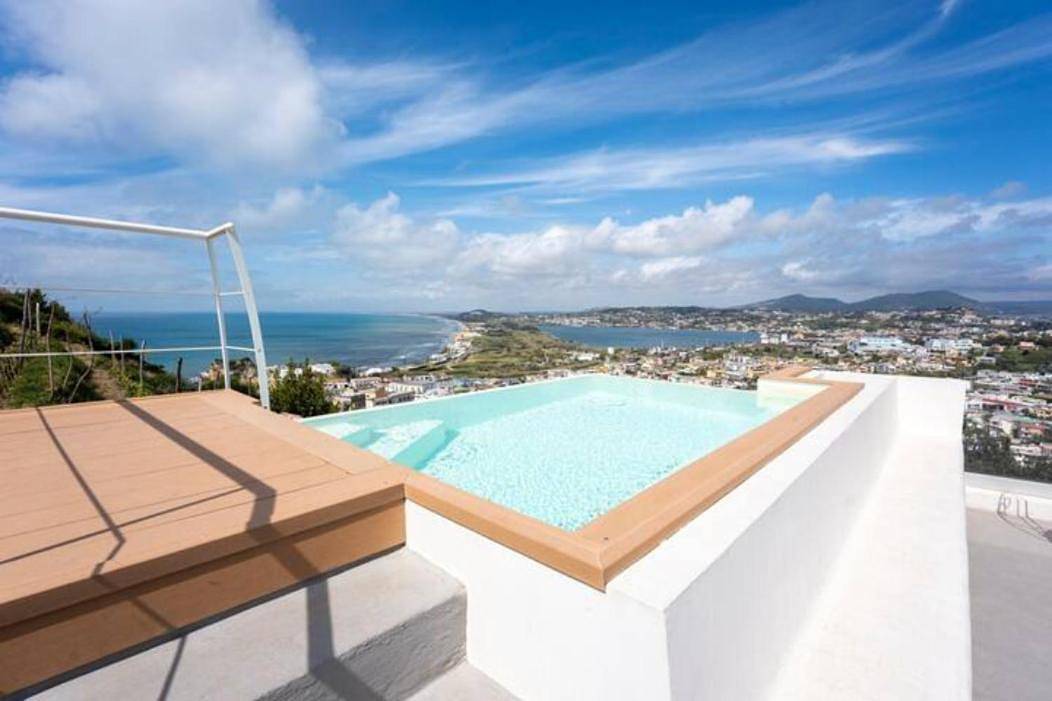 Deluxe Double Room with Sea View in Spiaggia di Torregaveta, Monte di Procida