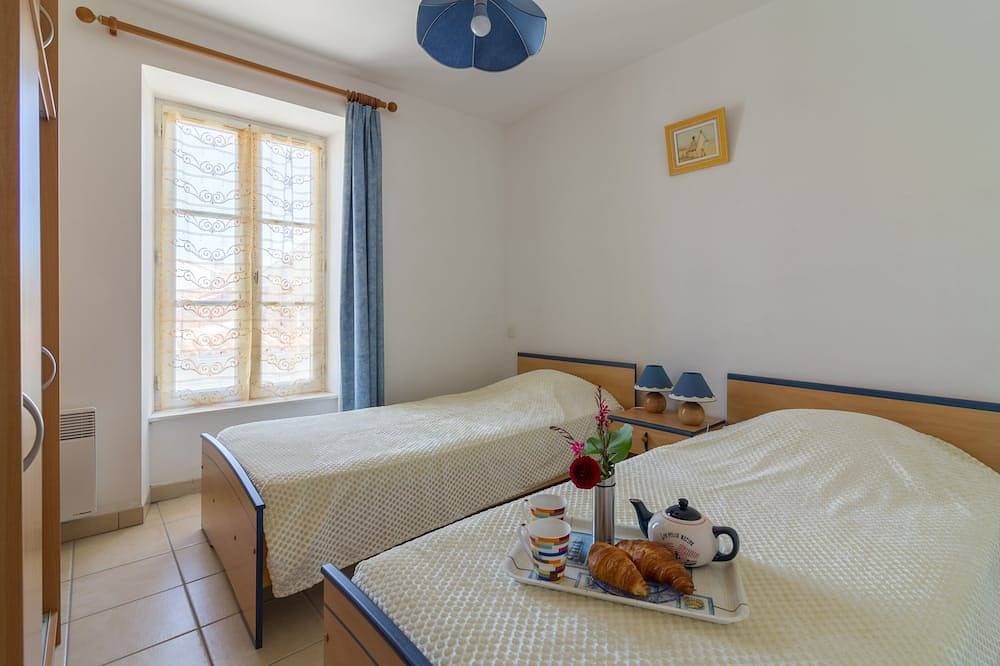 Ile de Ré. Maison centre du village de La Flotte proche plage de sable. in La Flotte, Île de Ré