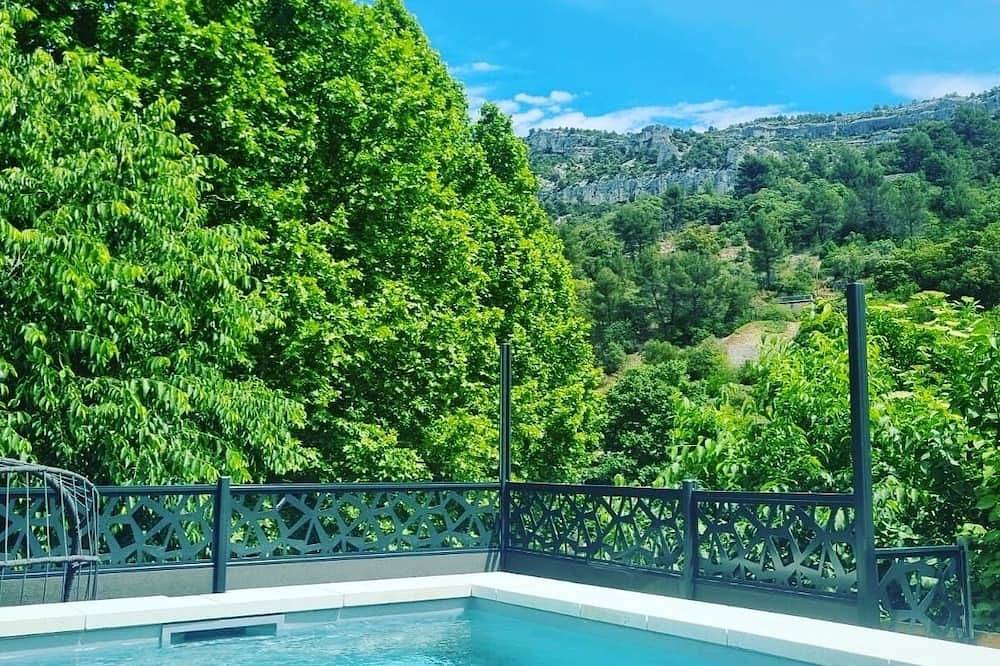 Lou Roucas : Pleasant village house with view in Fontaine-de-Vaucluse, Vaucluse
