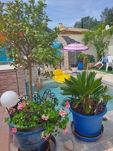 Appartement de vacances pour 4 personnes, avec jardin et bassin pour enfant ainsi que piscine et jacuzzi