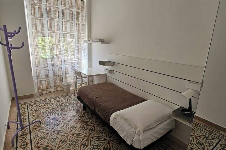 Single Room with Shared Bathroom and Private Parking in Loco in Potenza, Potenza Provinz