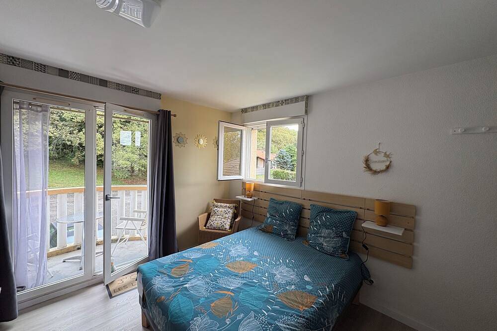Appartement entier, 400 mètres des thermes, joli studio au calme avec balcon sans vis à vis. in Eugénie-les-Bains, Landes