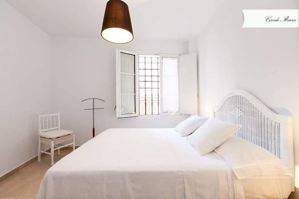 Entire apartment, Quiet-center-Wifi-parking+20€/d Swimming pool 15 May to 15 October in Casco Antiguo, Sevilla