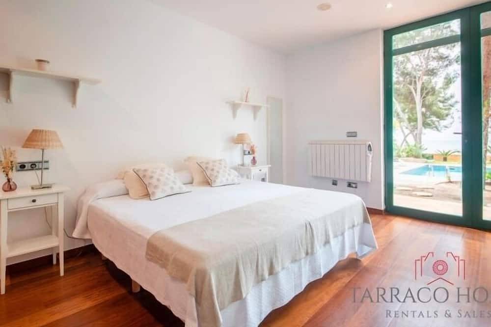 Th100 Villa in Tamarit with sea views in La Móra, Tarragona