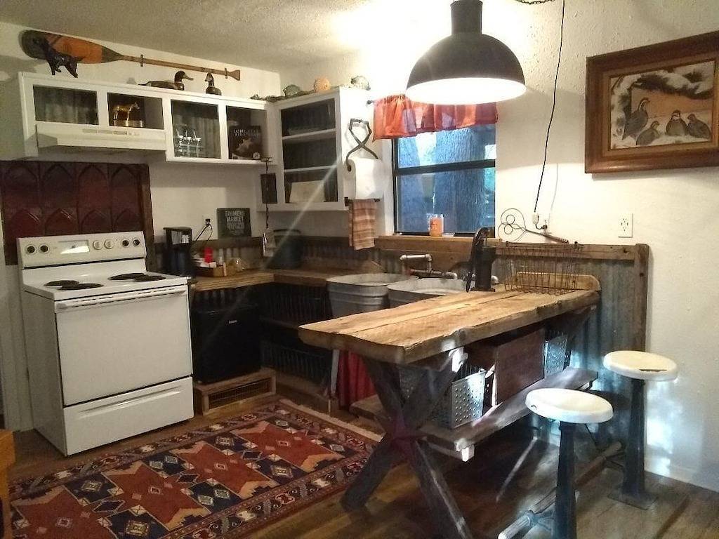 Neu renovierte Hütte im Wald mit Firepit & Murals in Canton, Van Zandt County