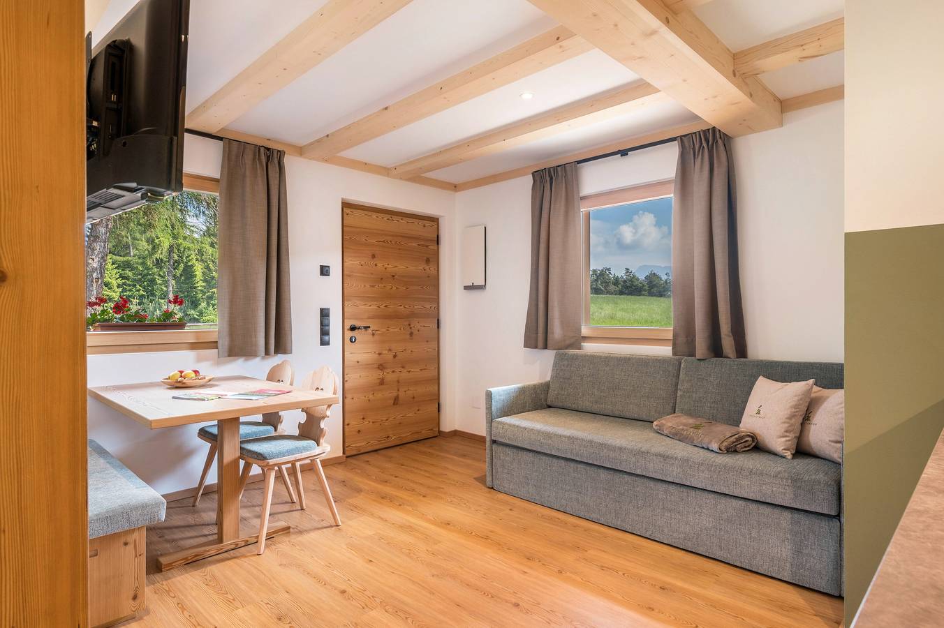 Ganze Wohnung, Ferienwohnung 'Larch' mit Bergblick, Gemeinschaftsgarten und Wlan in Jenesien, Sarntaler Alpen