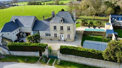 Gîte pour 12 personnes, avec piscine ainsi que vue et jardin, animaux acceptés à Saint-Germain-du-Pert