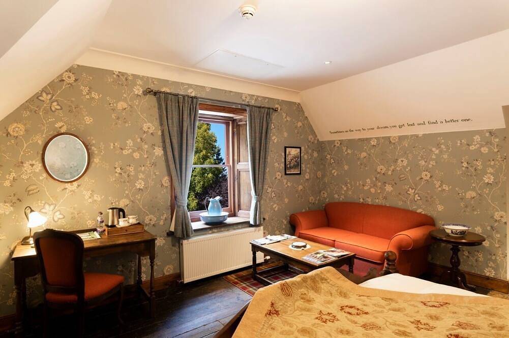 Rhododendron Suite -With views of the rhododendron trees on the hillside in Highlands