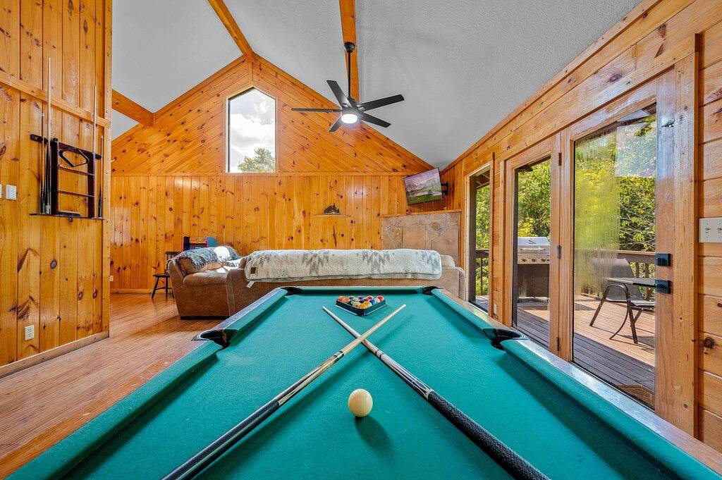 2 Kings > Hot Tub > Location > Pool Table > Arcade > Full Kitchen>Fire Pit 🔥 in Sevierville, Sevier County