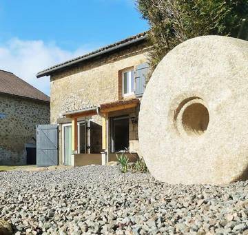 Gîte pour 4 personnes, avec vue ainsi que piscine et jardin à Pageas