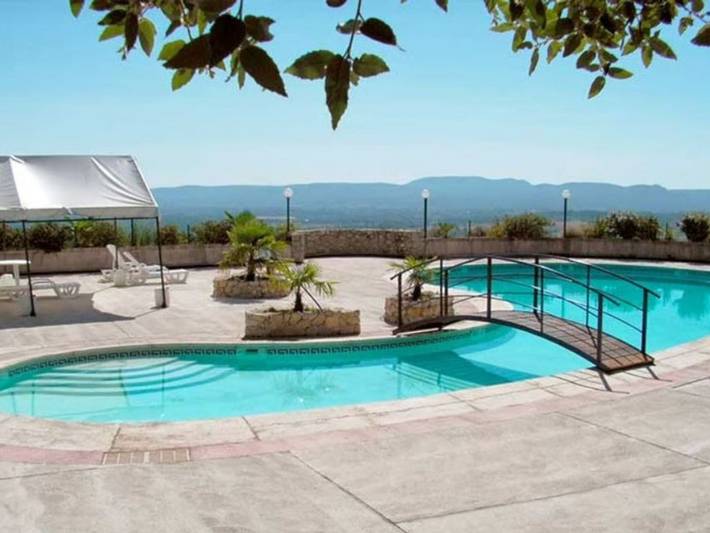 Camping pour 5 personnes, avec piscine et terrasse