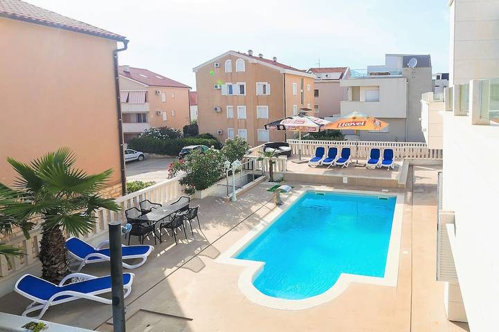 Villa für 8 Personen, mit Pool und Balkon sowie Garten in Novalja