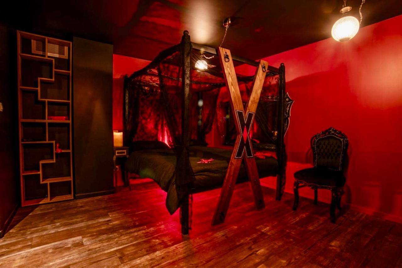 Appartement entier, Love Room Climatisé Spa Jacuzzi Sauna et Donjon - Tanière Dé-Plaisirs in Villefranche-sur-Saône, Beaujolais