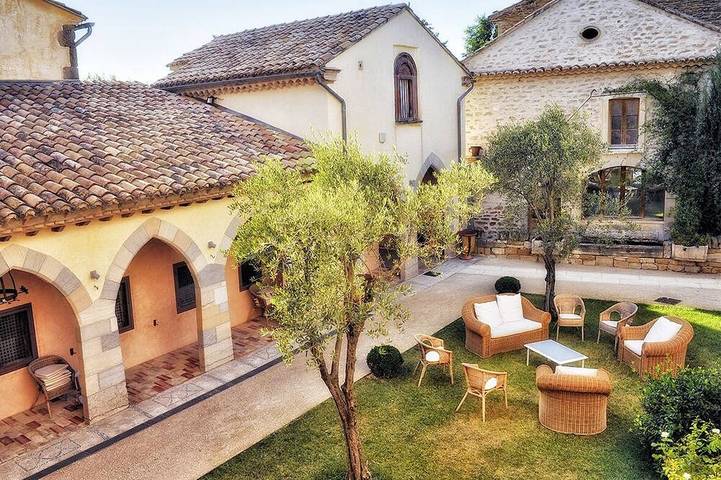 Ferienhaus für 28 Personen, mit Balkon und Garten sowie Sauna in Grillon