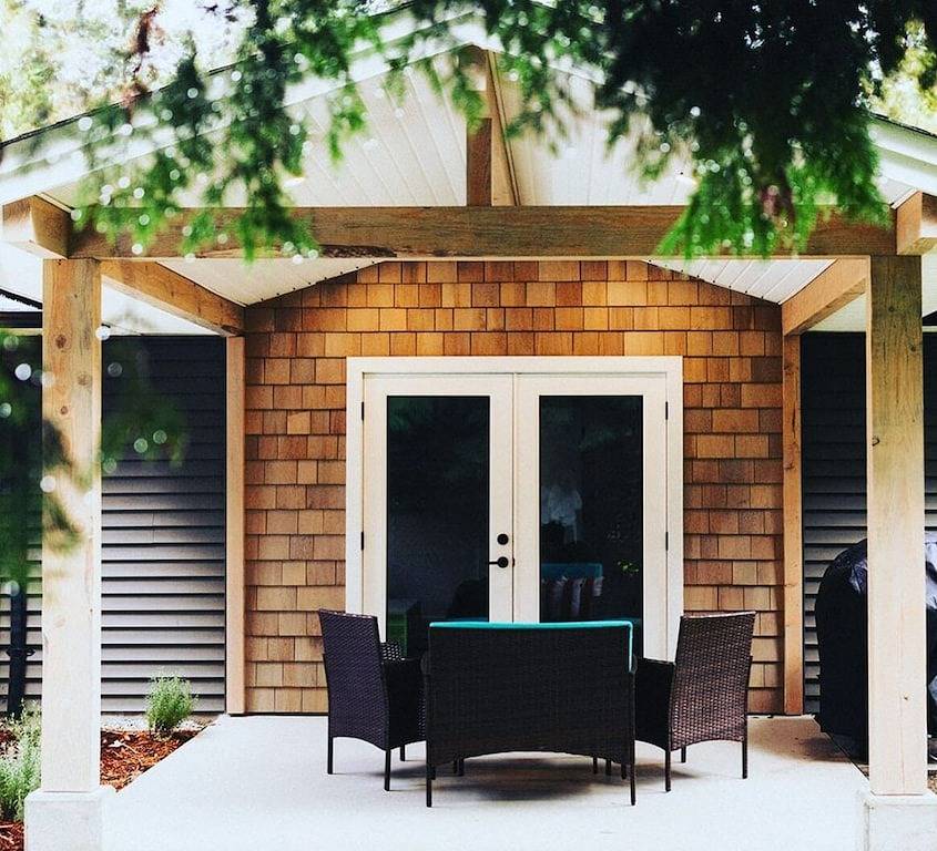 Spacious and modern 2 bedroom 2 bathroom cottage with private yard. in Sunshine Coast Regional District