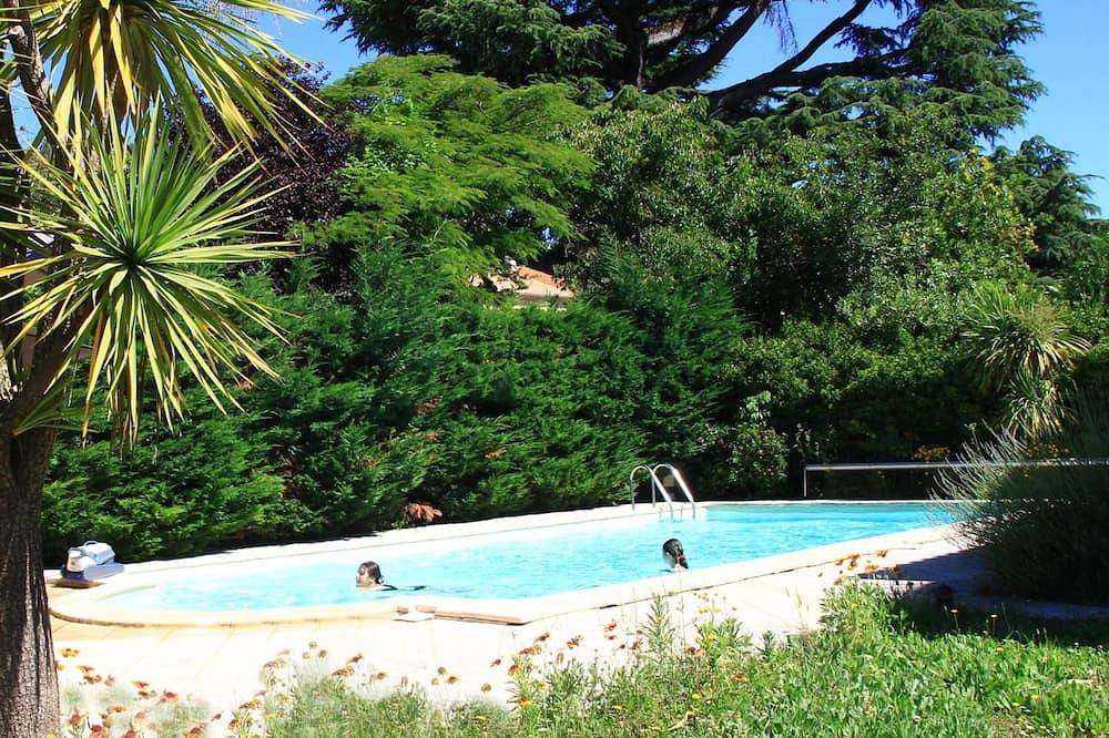 Entire apartment, Apartment 'Loudéro' with Shared Pool, Private Terrace and Wi-Fi in Bédarieux, Béziers region