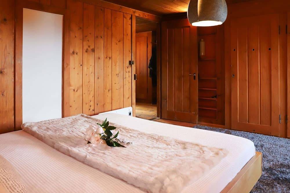 Stunning private villa for 5 guests with Wifi, Tv, terrace, pets allowed and panoramic view in Rochers-de-Naye, Montreux