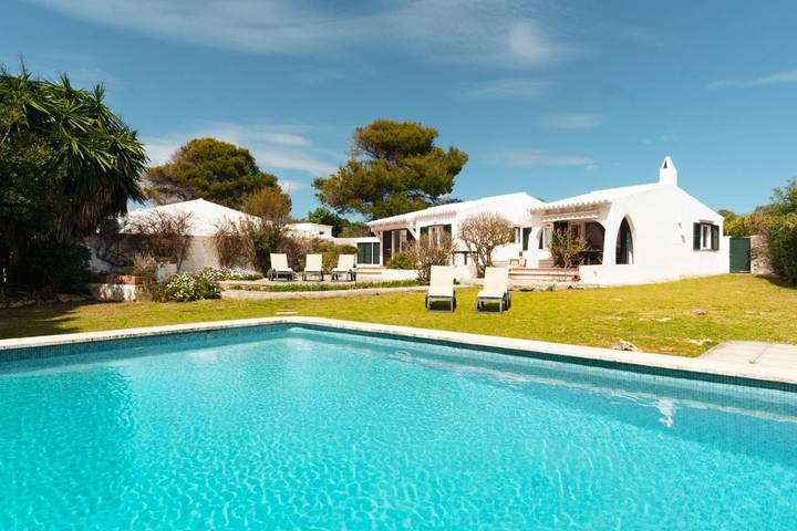 Casa de vacaciones para 7 personas, con Terraza además de Jardín y Piscina en Binisafua