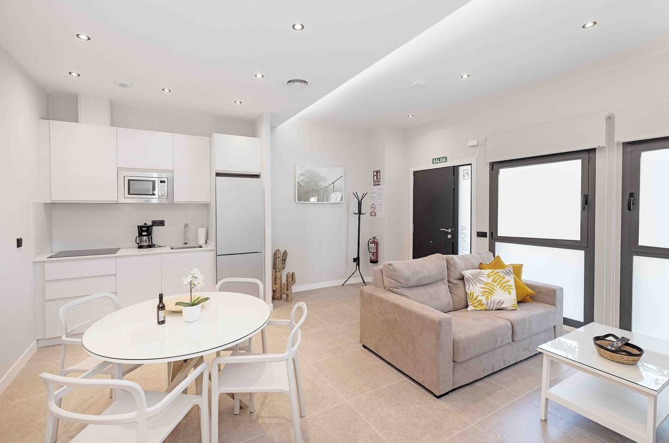 Entire apartment, '1 Dorm Sirio' Apartment with Shared Pool, Wi-Fi, and Air Conditioning in playa canina (Vélez-Málaga), Torre del Mar