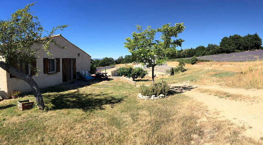 Gîte pour 4 personnes, avec jardin à Redortiers