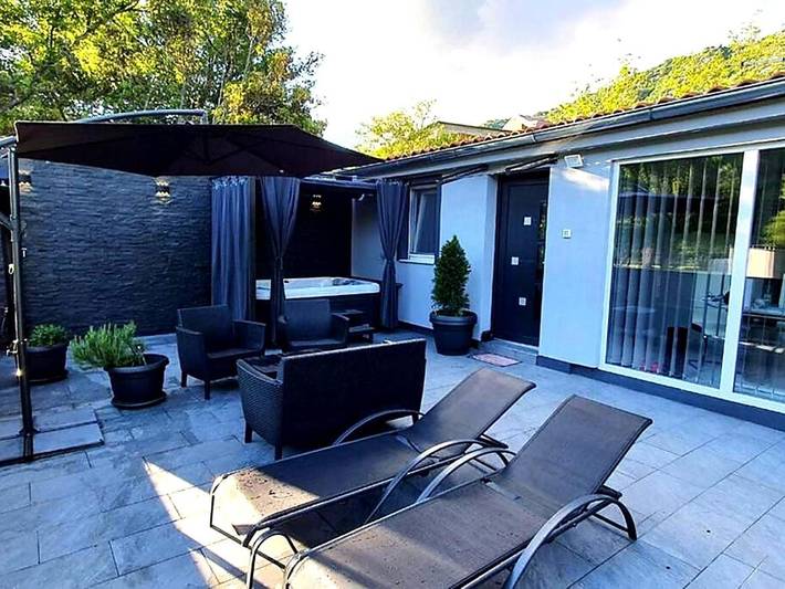 Ferienhaus für 2 Personen, mit Balkon und Whirlpool sowie Terrasse und Ausblick