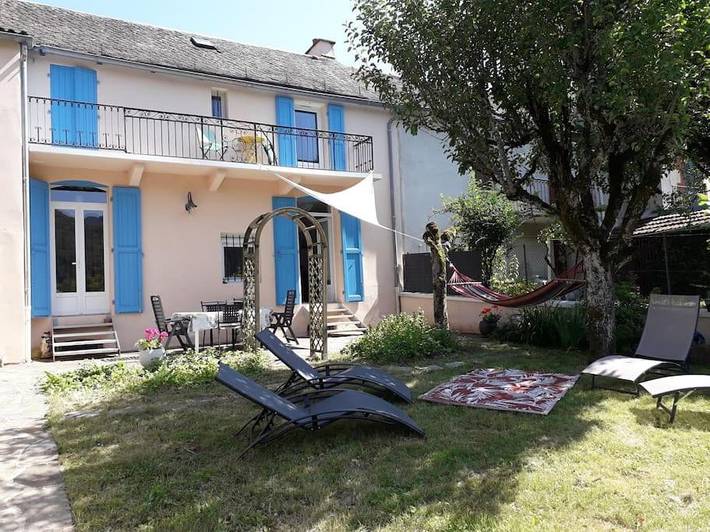 Location de vacances pour 5 personnes, avec jardin et bassin pour enfant, adapté aux familles à Vic-sur-Cère