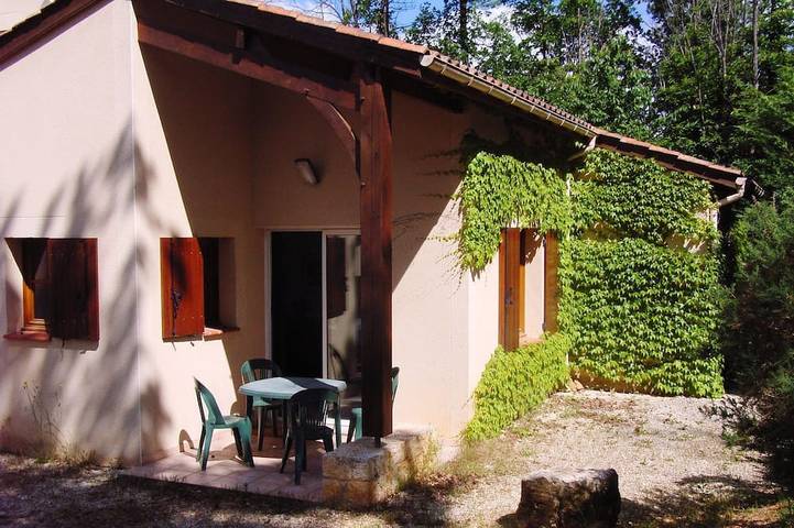 Location de vacances pour 6 personnes, avec piscine et jardin à Gavaudun