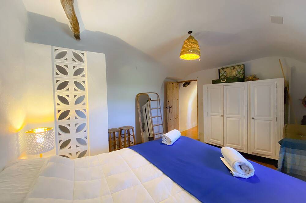 Large cave house for up to twelve guests in Benamaurel, Geoparque de Granada