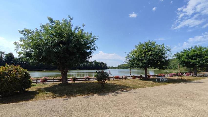 Gîte pour 3 personnes, avec Terrasse et Jardin ainsi que Piscine et Vue sur le lac à Le Theil-de-Bretagne