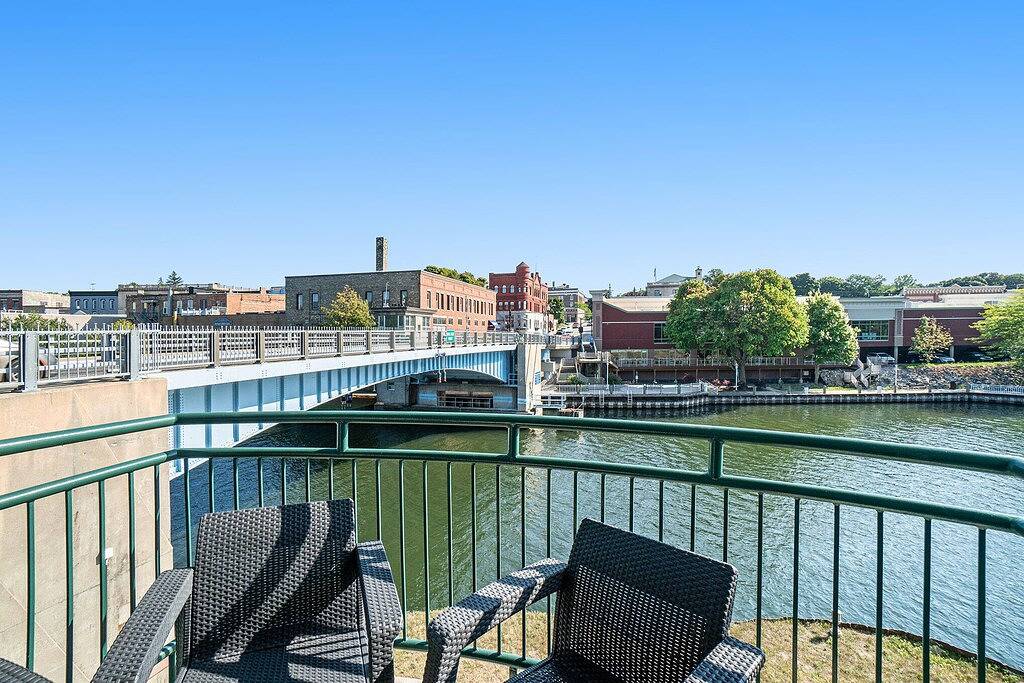 Ganze Wohnung, New Downtown Riverfront Edgewater Condo in Manistee, Manistee County