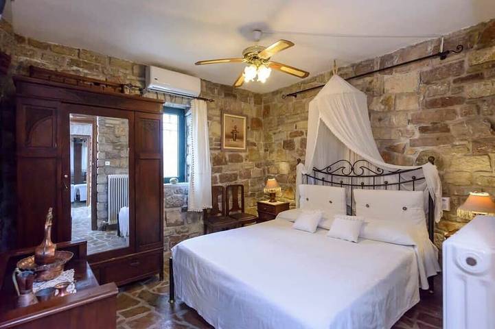 Location de vacances pour 10 personnes, avec Balcon ainsi que Jardin et Piscine à Calamata - 2