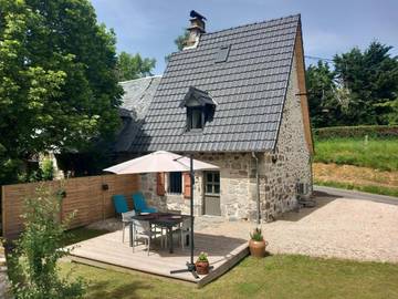 Location de vacances pour 3 personnes, avec jardin à Saint-Clément (Cantal)