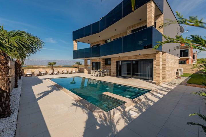 Ferienhaus für 10 Personen, mit Balkon und Balkon/Terrasse sowie Terrasse und Pool in Privlaka