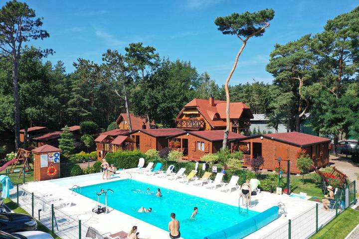Bungalow für 5 Personen, mit Balkon und Whirlpool sowie Terrasse und Garten in Mielno