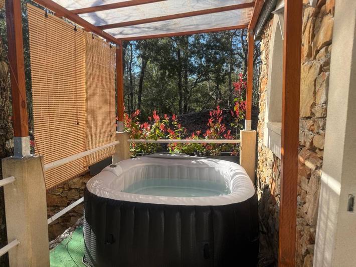 Location de vacances pour 2 personnes, avec terrasse ainsi que vue et jardin à Régusse - 2