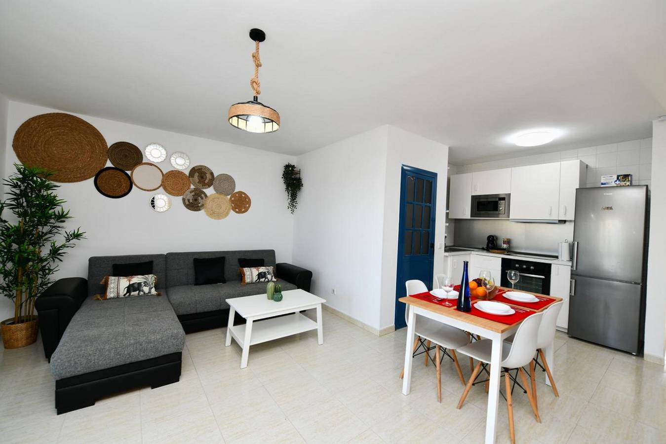 Apartamento entero, Vacaciones en 'Casa Dragos' con vistas al mar, terraza privada y Wi-Fi in Costa Teguise, Teguise