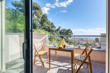 Gîte pour 4 personnes, avec terrasse ainsi que vue sur l’océan et piscine à Roquebrune-Cap-Martin