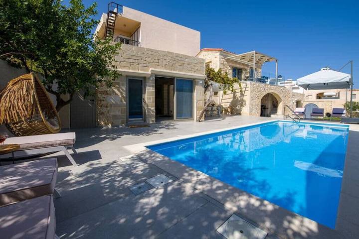 Villa for 10 personer, med balkong / terrasse og badebasseng i Platanias Kommune